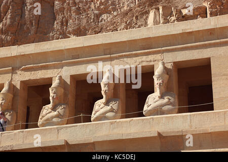 Il tempio mortuario della prima donna faraone hatshepsut, parte di hatshepsut tempio complesso a Deir el-Bahari sulla sponda ovest del Nilo a th Foto Stock