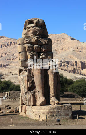 I Colossi di Memnon sono due enormi statue di pietra del faraone Amenhotep III, hanno stava nella necropoli tebana, a ovest del fiume Nilo da th Foto Stock