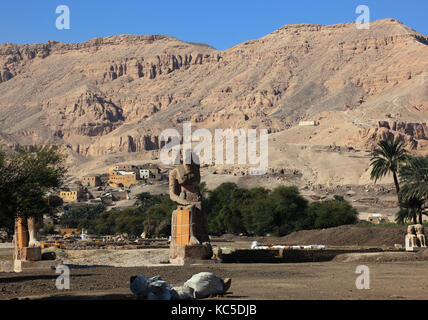 I Colossi di Memnon sono due enormi statue di pietra del faraone Amenhotep III, hanno stava nella necropoli tebana, a ovest del fiume Nilo da th Foto Stock