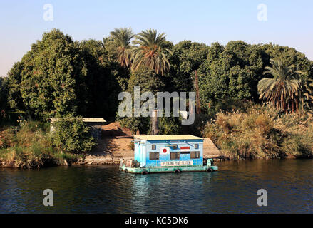 Un galleggiante stazione della pompa sul Nilo tra luxor e esna, Egitto Foto Stock