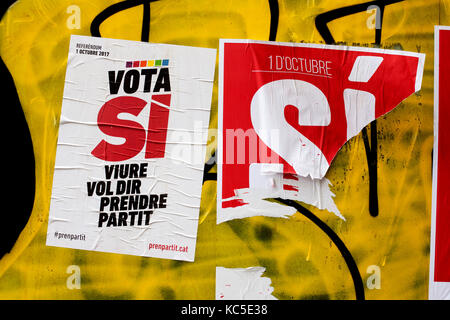 Indipendenza Catalana manifesti di propaganda, invitando la gente a votare per l'indipendenza, Barcelona, Spagna. Foto Stock