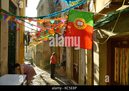 La bandiera portoghese in una strada durante le festività di Santo António a Lisbona, Portogallo Foto Stock