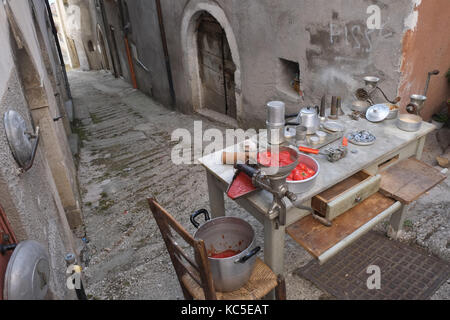 Tipico folklore italiano salsa di pomodoro preparazione celebrare la Vergine Maria Agosto vacanza. Santo Stefano. Cammino dei Briganti. La passeggiata del Brigante Foto Stock