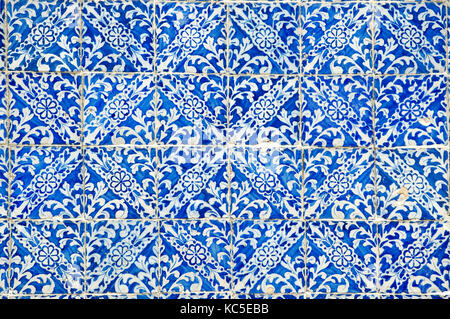 Piastrelle di una casa nel tradizionale quartiere madragoa. Lisbona, Portogallo Foto Stock