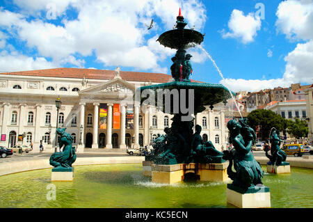 Fontana risalente al 1889, nel centro di La Praça Dom Pedro IV, con statue mitologiche.. Rossio Lisbona, Portogallo Foto Stock