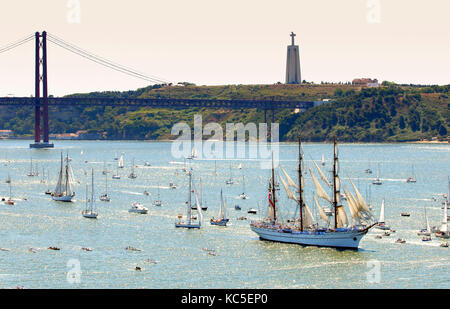 NRP Sagres, alta regata navi lungo il fiume Tago (rio Tejo). Lisbona, Portogallo Foto Stock