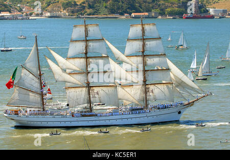 Nave a vela NRP fiume Sagres.Tagus, Lisbona. Portogallo Foto Stock