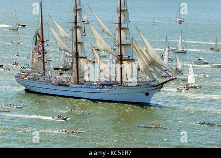 NRP Sagres, alta regata navi lungo il fiume Tago (rio Tejo). Lisbona, Portogallo Foto Stock