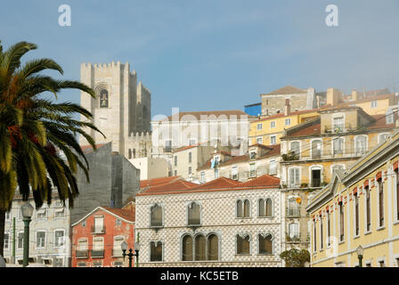 La chiesa madre di Lisbona e Casa dos Bicos. Lisbona, Portogallo Foto Stock