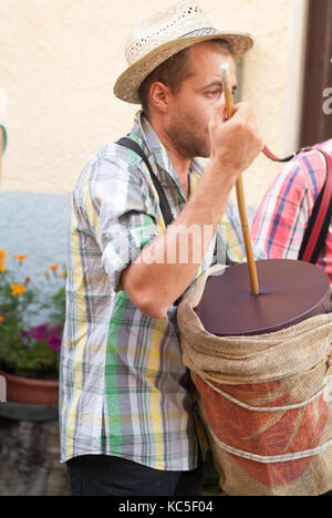 Tipico folklore italiano persone celebrare la Vergine Maria agosto vacanza. santo stefano. cammino dei briganti. la passeggiata dei briganti. L'Italia. Foto Stock