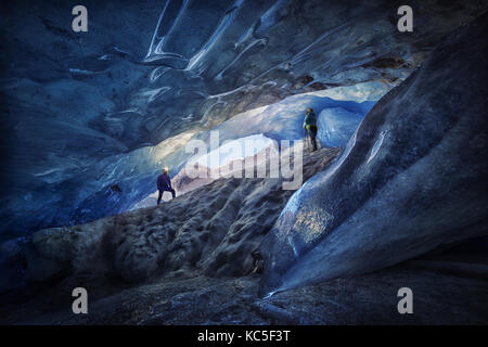 Per gli esploratori giovane dentro una caverna di ghiaccio durante una spedizione di fotografia in Ghiacciaio Athabasca Foto Stock