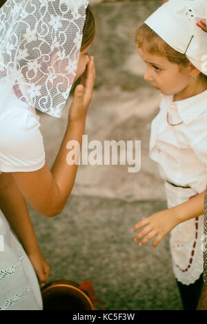 Tipiche italiane folklore bambini celebrare la Vergine Maria Agosto vacanza. Santo Stefano. Cammino dei Briganti. La passeggiata di briganti. L'Italia. Foto Stock