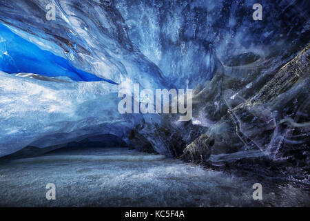 Forme di ghiaccio all'interno di una caverna di ghiaccio durante una spedizione di fotografia in Ghiacciaio Athabasca Foto Stock
