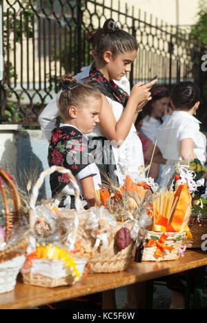 Tipiche italiane folklore bambini celebrare la Vergine Maria Agosto vacanza. Santo Stefano. Cammino dei Briganti. La passeggiata di briganti. L'Italia. Foto Stock