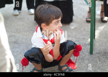 Tipiche italiane folklore bambini celebrare la Vergine Maria Agosto vacanza. Santo Stefano. Cammino dei Briganti. La passeggiata di briganti. L'Italia. Foto Stock