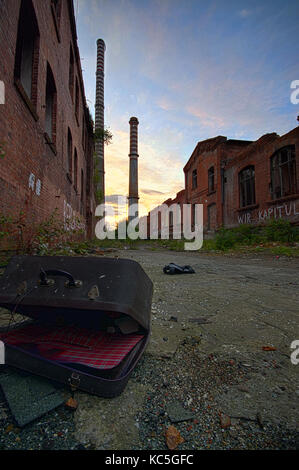 Fabbrica in rovina come post-apocalypse scenario. Dopo la guerra nucleare concetto. Foto Stock