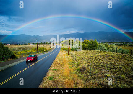 Rainbow su CR 120 & il piccolo paese di montagna di salida, Colorado, STATI UNITI D'AMERICA Foto Stock