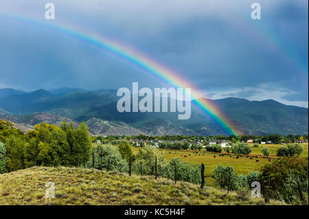 Rainbow sopra il piccolo paese di montagna di salida, Colorado, STATI UNITI D'AMERICA Foto Stock