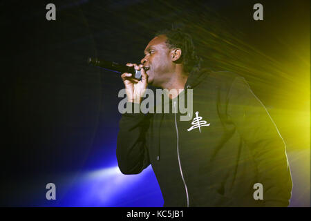 Il Dr. Alban (nome civile Alban Uzoma Nwapa), cantante svedese nigeriano, esegue i suoi successi degli anni '90 come 'ing Hallelujah'at 90er Party Arena Wetzlar (festa con principalmente stelle Eurodance degli anni '90), Rittal-Arena, Wetzlar, Germania, 30 settembre 2017. Credito: Christian Lademann Foto Stock