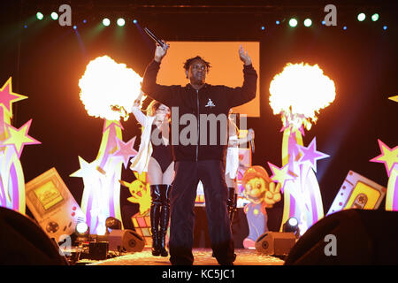 Il Dr. Alban (nome civile Alban Uzoma Nwapa), cantante svedese nigeriano, esegue i suoi successi degli anni '90 come 'ing Hallelujah'at 90er Party Arena Wetzlar (festa con principalmente stelle Eurodance degli anni '90), Rittal-Arena, Wetzlar, Germania, 30 settembre 2017. Credito: Christian Lademann Foto Stock