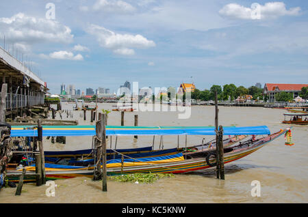 Taxi imbarcazione nel fiume Chao Phraya a Bangkok, in Thailandia Foto Stock