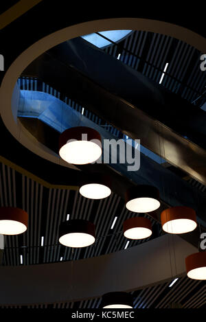 Circolare luci moderno appesi al soffitto di un edificio moderno interno Foto Stock
