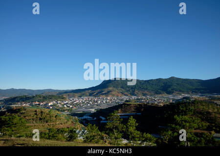 Bellissima vista sulle montagne a dalat (da lat), Vietnam. dalat e la zona circostante è una popolare destinazione turistica dell'Asia. Foto Stock