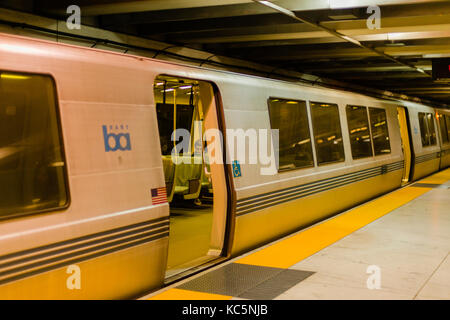 BART (transito veloce di zona della baia) treno, San Francisco, California Foto Stock