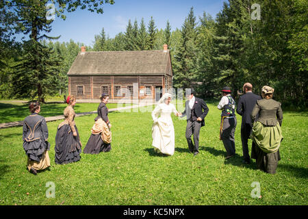 Gli attori del periodo rievocano una tradizionale danza nuziale Métis del XIX secolo al Fort Edmonton Park di Edmonton, Alberta, Canada. Foto Stock