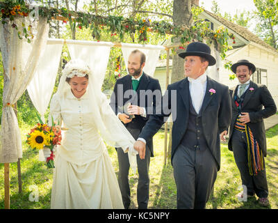 Gli attori del periodo rievocano una tradizionale cerimonia nuziale del XIX secolo a Fort Edmonton Park, in Edmonton, Alberta, Canada. Foto Stock