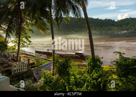 Tour in barca sul fiume Mekong a Luang Prabang, Laos Foto Stock