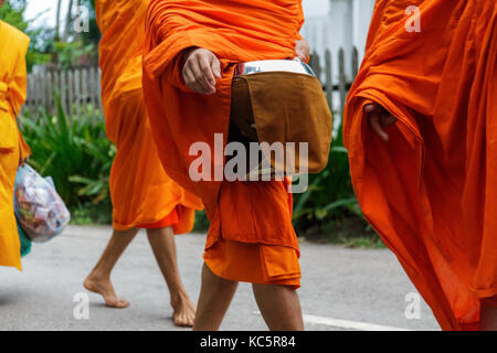 I monaci buddisti raccogliere elemosine a Luang Prabang, Laos Foto Stock