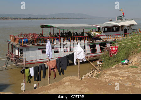 MANDALAY, Myanmar, Dicembre 12, 2014 : barche sul fiume Irrawaddy. Dopo Rudyard Kipling epico, il fiume è talvolta indicata come "la strada per me Foto Stock