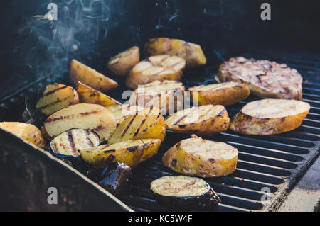 Carni assortite polpette di alternativa, verdure, tofu e patate sul grill cookout. bistecca con guarnire vegetariana Foto Stock