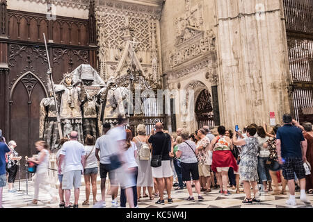 Tomba di Cristobal Colon della Cattedrale di Siviglia si trova di fronte alla porta del principe o di San Cristobal, Andalusia, Spagna Foto Stock