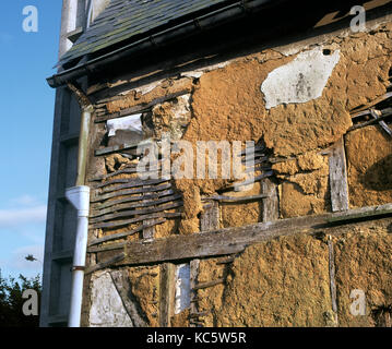 Vecchio e bargiglio daub, esposta in un mal mantenuta nel granaio Berneval-le-Grand, vicino a Dieppe, Francia settentrionale. Foto Stock