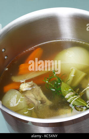 Rendendo la zuppa di pollo Brodo (BOUILLON) in una pentola Foto Stock