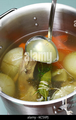 Rendendo la zuppa di pollo Brodo (BOUILLON) in una pentola Foto Stock
