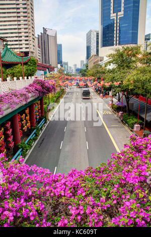 Le strade di Singapore chinatown si animano con motivi floreali e decorazioni lanterna durante il festival di metà autunno, noto anche come torta della luna festival o Foto Stock