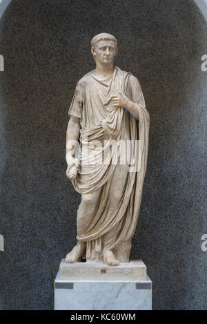 Roma. L'Italia. Statua di imperatore romano Claudio (41-54 d.C.) indossa la toga. Braccio Nouvo, Museo Chiaramonti, Musei Vaticani. Musei Vaticani. Tibe Foto Stock