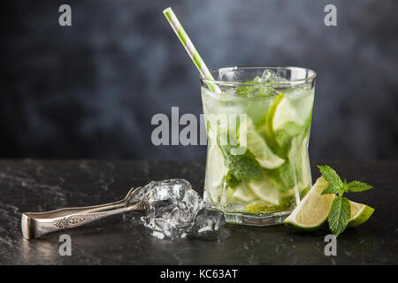 Cocktail mojito su sfondo scuro Foto Stock