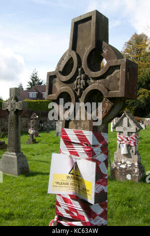 Lapide nel cimitero stanziato per ispezione di sicurezza dal consiglio locale (Haslemere, Surrey) Foto Stock