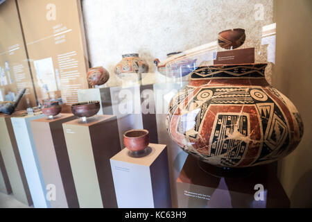 Il museo delle culture del nord denonominado anche come paquimé centro culturale; è un museo situato nel sito archeologico di paquimé, dichiarata dall Unesco patrimonio dell umanità. i pezzi archeologici trovati nelle rovine di paquimé per molti anni sono stati trovati sparsi in vari musei. Infine nel 1993, attraverso i reperti archeologici del fondo nazionale è stato pianificato e costruito il museo delle culture nord come reciento per visualizzare queste parti, ma hanno anche reso noto le culture di questa area culturale di ??Messico del Nord e del sud-est degli Stati Uniti. L'edificio, costruito in quell'anno, è stato progettato da architec Foto Stock