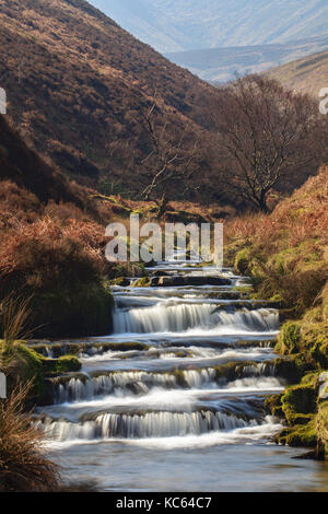 Fairbrook nel parco nazionale di Peak District con kinder scout in distanza. Foto Stock