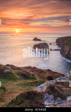 Tramonto al Land's End in Cornovaglia. Foto Stock