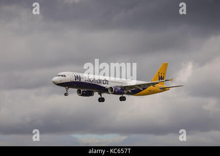 La Monarch Airlines airbus a321 g-ozbm sull approccio alla terra il 19 agosto 2017 a Londra Luton, Bedfordshire, Regno Unito Foto Stock