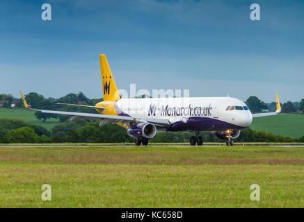 La Monarch Airlines Airbus A321 di rullaggio il 15 giugno 2016 presso l'aeroporto London Luton, Bedfordshire, Regno Unito Foto Stock