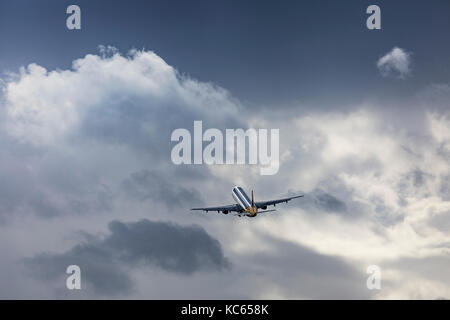 La Monarch Airlines airbus a321 g-mara decollare il 18 agosto 2017 a Londra Luton, Bedfordshire, Regno Unito Foto Stock