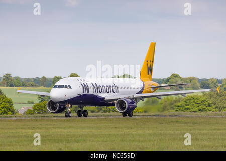 La Monarch Airlines airbus a320 g-zbat decollare il 21 maggio 2017 a Londra Luton, Bedfordshire, Regno Unito Foto Stock