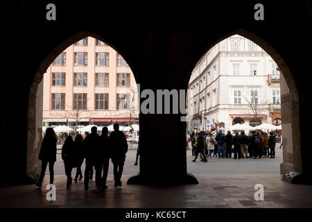 Vista attraverso il vecchio archway, piazza principale, Cracovia in Polonia Foto Stock